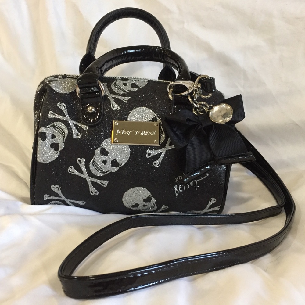 Skull and crossbones Betsey Johnson purse 🖤☠️